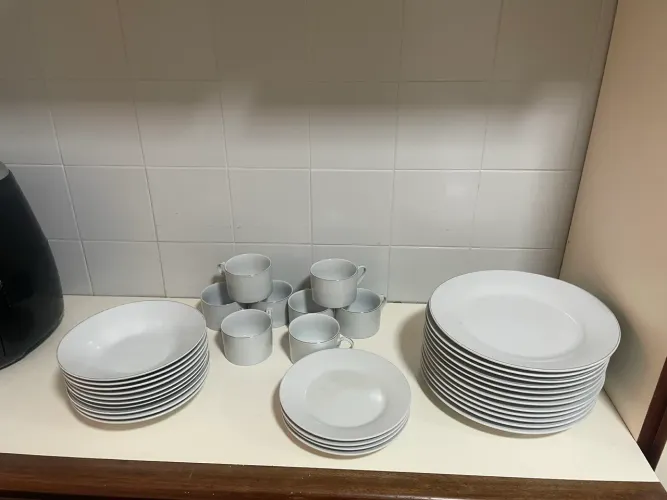 Conjunto de louças brancas com filete prateado, 34 peças