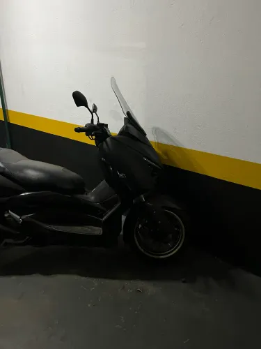 Xmax 250 muito nova. Baixo KM