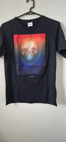 Camiseta preta com estampa de caveira tamanho P. Marca Zara.