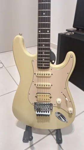 Squier Fat Strat com Floyd Rose