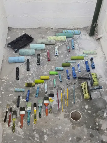 Kit com rolos e pincéis para pintura