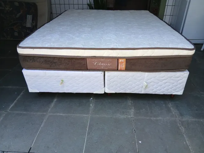 Cama box casal QUEEN SIZE em ótimo estado. 