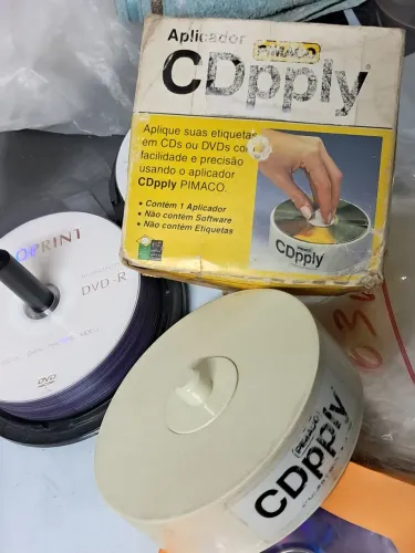 Mídias de CD / DVD virgem, capas e aplicador de rótulo.