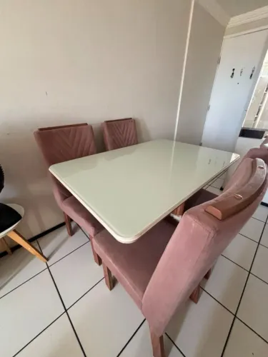 Conjunto Mesa de Jantar 4 Lugares Tampo de Vidro Off-White + 4 Cadeiras Estofadas Rosé