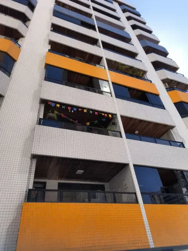 Apartamento em Tambaú 148 M2, quatro quartos, duas suítes, uma delas com varanda.