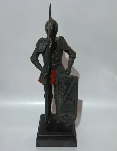 Cavaleiro medieval 28 cm - Contém avarias