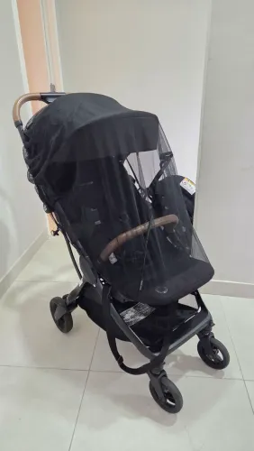 Carrinho preto Maxi Cozi Eva 2