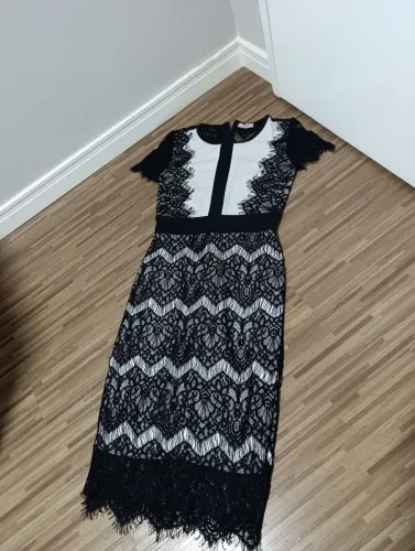 Vestido Az irmãs - fundo branco e renda preta - tamanho P