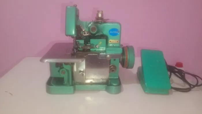 Vende-se overloque chinesinha