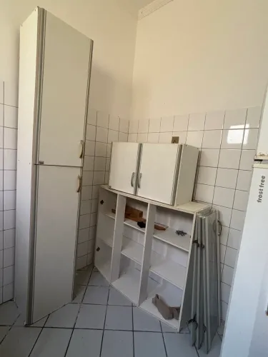 Armários de cozinha branco com cristaleira, paneleiro e aéreo