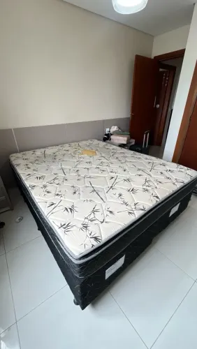 3 Camas, duas de casal e uma de solteiro. 