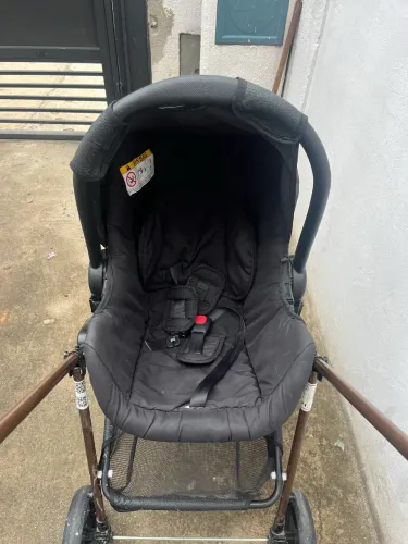Carrinho com bebê conforto