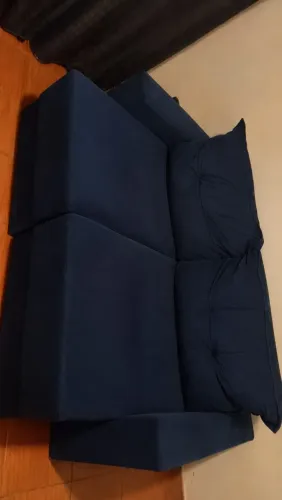 Sofá confortável retrátil azul marinho.