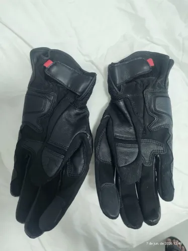 Luvas para motociclismo. Marca Dainese. Todo em couro e com proteção anti impacto
