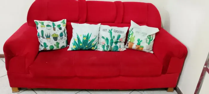 Sofá com almofadas