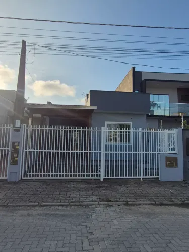 Casa para locação anual em Itacolomi, Piçarras ? a 950 m da praia. Excelente localização.