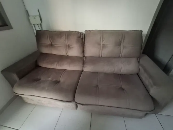 Vende-se um sofar reclinavel semi novo motivo mudança valor 1,700$pra vim buscar