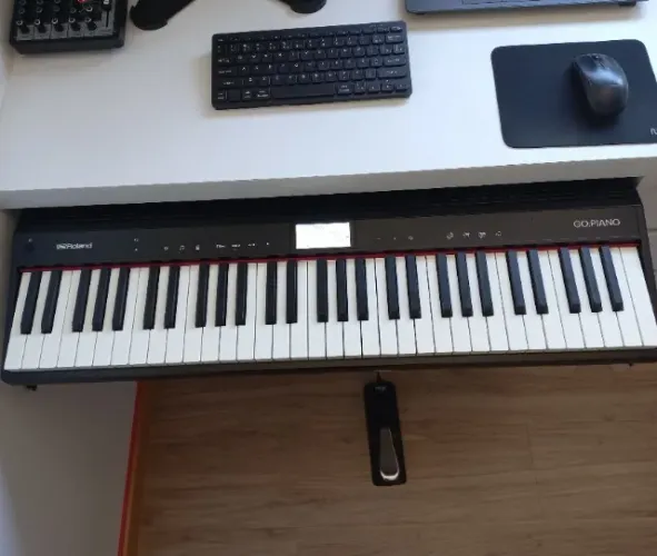 Teclado Roland Go Piano com pedal e suporte X