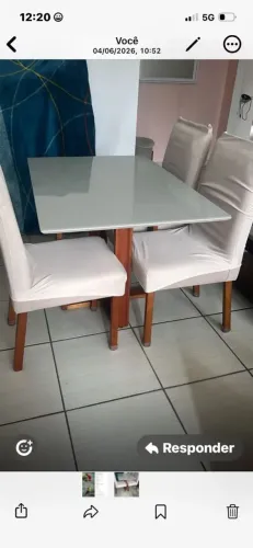 Mesa de vidro branca com 4 cadeiras