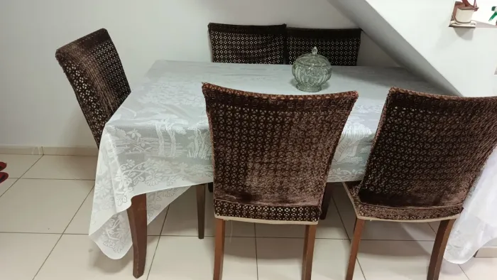 Mesa de madeira, com 6 cadeiras estofadas