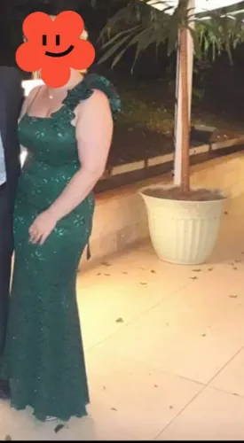 Vestido em renda com brilho, forrado em cetim, cor verde escuro, com detalhe floral