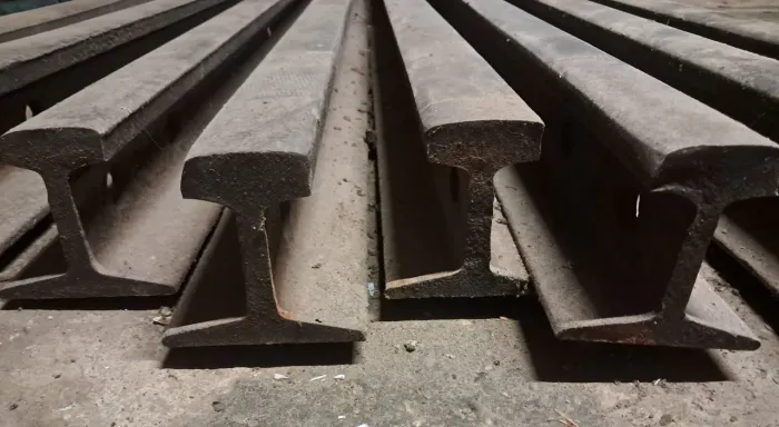 Trilhos Ferroviários de 1922, varas de 10m, Aço de alta resistência e 8 Barras disponiveis
