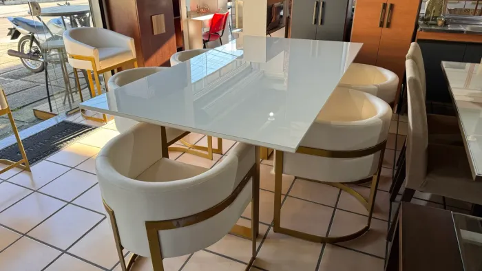 Mesa com 6 poltronas