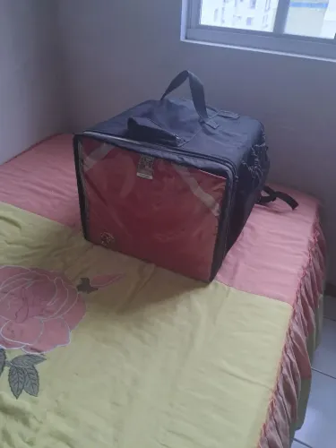 Esta bolsa térmica de entrega da marca Cachorro Locco tem capacidade de 45 litros.