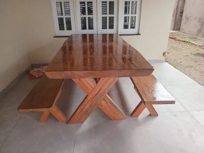 Mesa rustica com dois bancos 