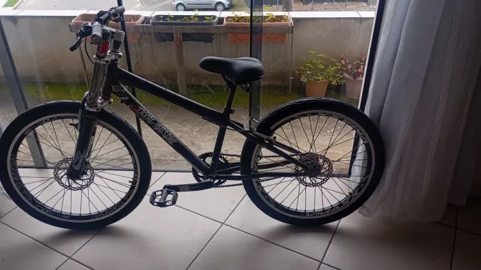 Bicicleta com banco novo e cadeado de bicicleta