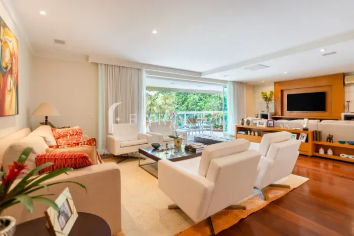 Apartamento com varanda em rua tranquila e silenciosa no Jardim Botânico.
