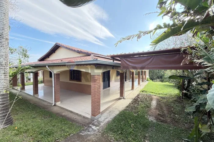 Chácara à venda em Morada das Estrelas, Pinhalzinho/SP 1.266 m², pomar e churrasqueira