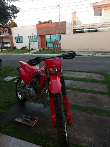 Vendo crf 250f, muito bem conservada