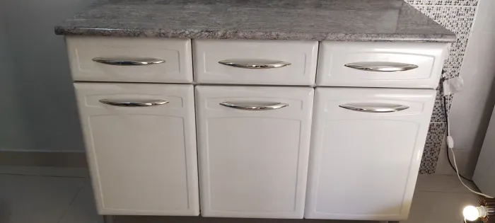 Vendo armário de cozinha com 3 portas e 3 gavetas Itatiaia de metal