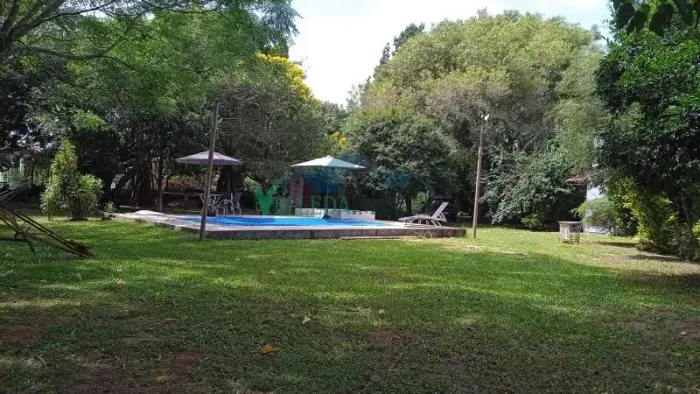 Velleda oferece belo sítio em condomínio fechado com 3.300m², casa ampla e terreno plano