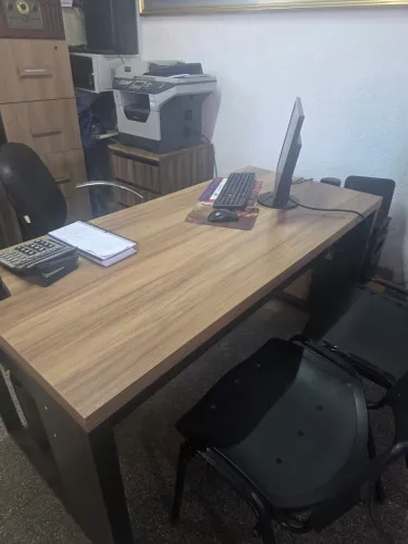 Vendo mesas, armarios e cadeiras de escritório