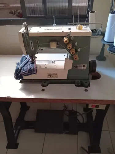 Máquina de Costura Galoneira / Interlock Industrial Jinli GK73-3 com Bancada e Motor
