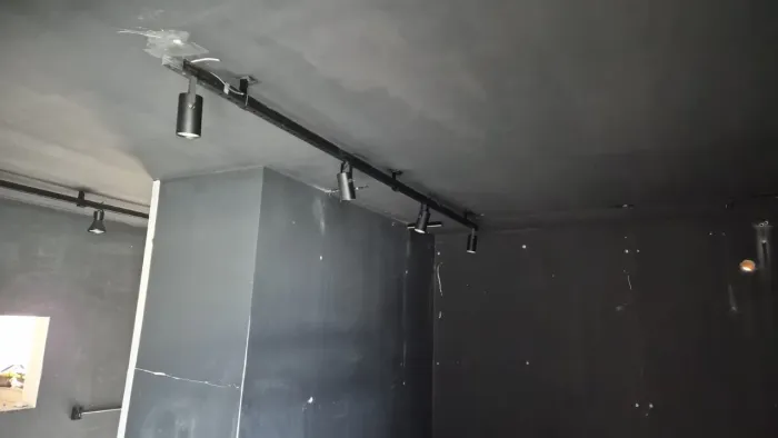 Perfilados preto 38x38  com diversas lâmpadas 