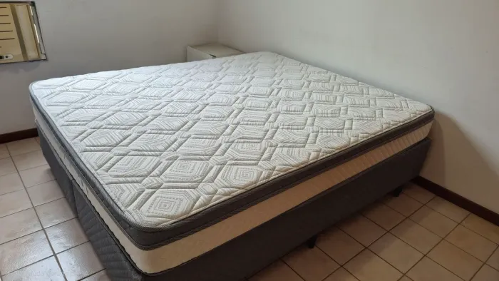 Vendo cama de casal box queen e colchão