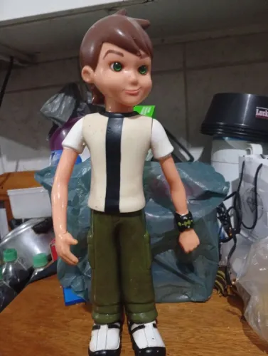 Vendo Ben 10, 2009 , em borracha, aproximadamente de 30 a 35 cm...<br>faço plataformas.