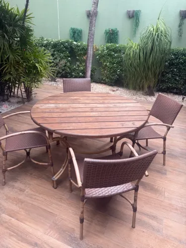 Mesa de varanda com cadeiras
