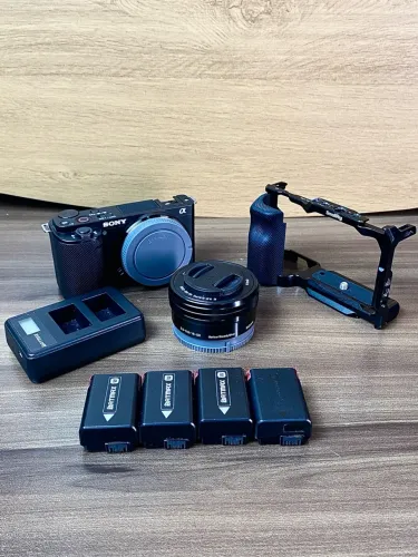 Sony ZV-E10 Mark I + Lente 16-50mm + Cage SmallRig + 4 Baterias