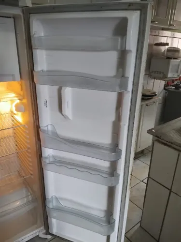 Vende-se geladeira Consul.