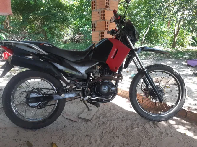 Vendo XR200 Pq e alto pra mim  ou trocou pro outra moto Honda 