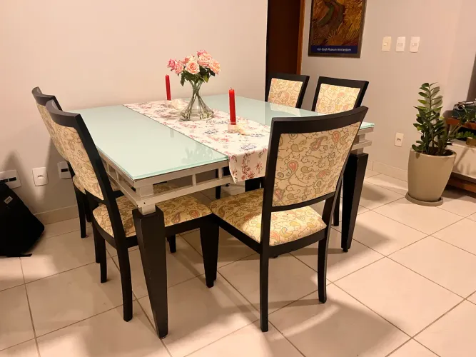 Mesa de Jantar com Tampo de Vidro + 4 Cadeiras de Madeira