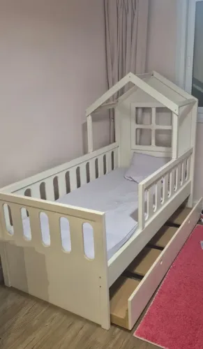 Cama infantil com colchão e cama auxiliar