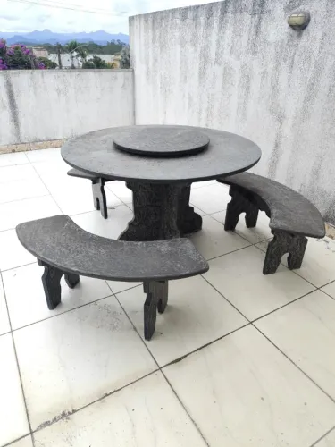 Mesa redonda de pedra maciça