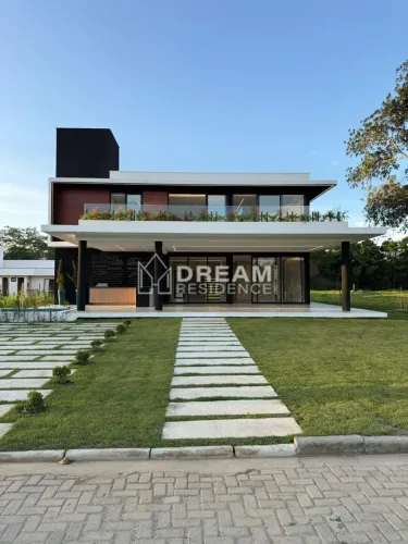 (Foco em Luxo e Espaço): Mansão em Condomínio em Aldeia  310m², 5 Suítes, Piscina e Lazer 