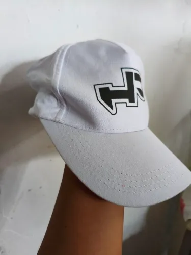 Boné branco LEIA