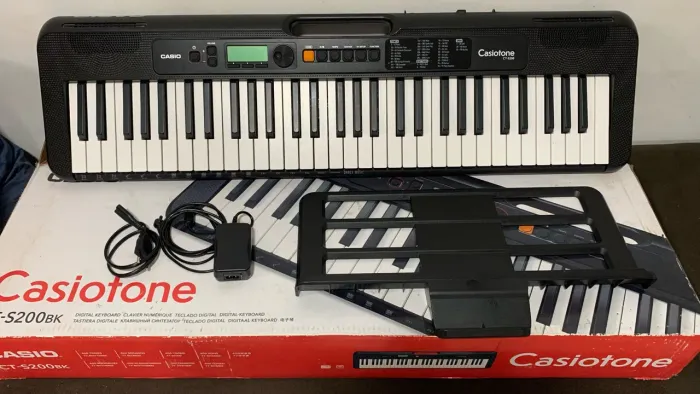 Teclado casiotone CT-S200 semi novo